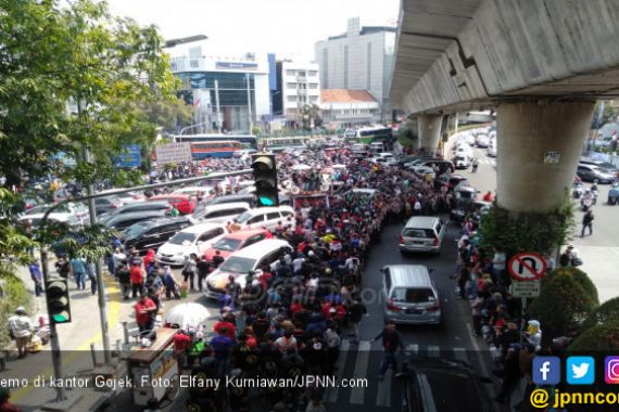 Demo Driver Gojek, Lalu Lintas di Kawasan Pasar Raya Blok M Macet - JPNN.COM