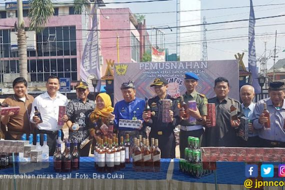 Bea Cukai Riau Amankan Jutaan Batang Rokok dan Ribuan Miras Ilegal - JPNN.COM