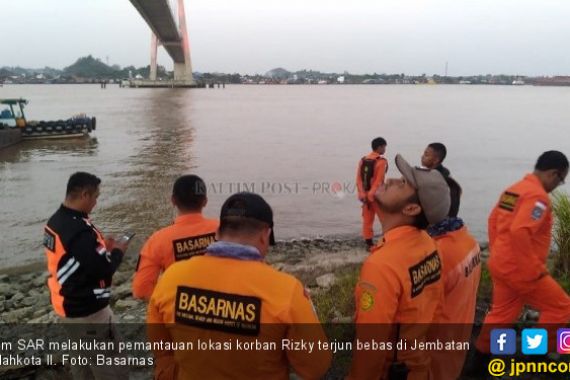 Usai Ribut dengan Pacar, si Pemuda Lompat dari Jembatan Mahkota - JPNN.COM