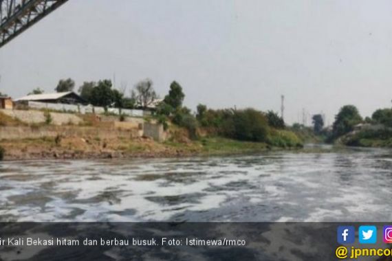 Diduga Tercemar Limbah, Kali Bekasi Hitam dan Berbau Busuk - JPNN.COM