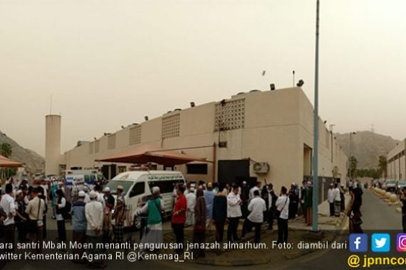 Langit Mendung di Makkah Melepas Mbah Moen Pergi - JPNN.COM