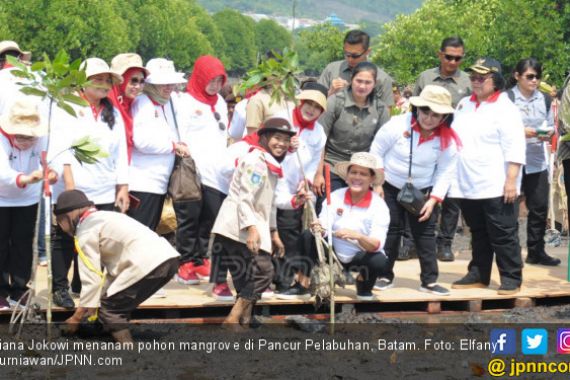 Iriana Jokowi Lepas Empat Elang Bondol di Taman Wisata Alam Batam - JPNN.COM