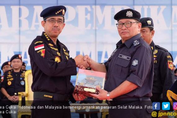 Bea Cukai Indonesia dan Malaysia Gelar Patroli Amankan Perairan Selat Malaka - JPNN.COM