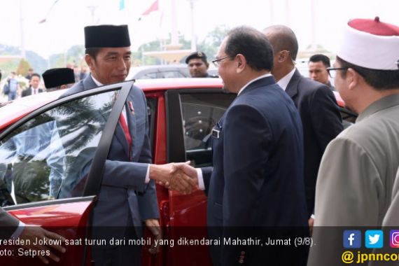 Ketika Jokowi Tumpangi Mobil yang Dikemudikan PM Mahathir - JPNN.COM