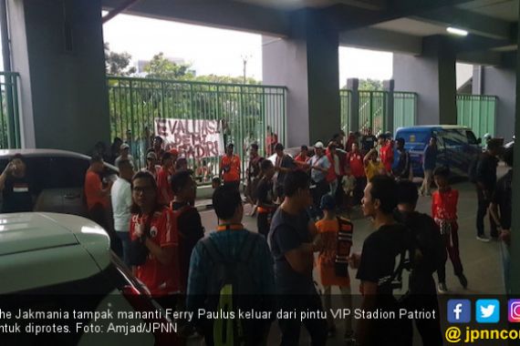 Ratusan The Jakmania yang Kecewa Adang Bus Pemain dan Ofisial Persija Jakarta - JPNN.COM