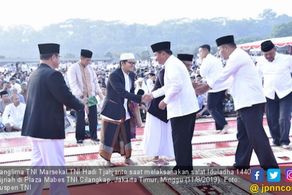 Panglima TNI Salat Iduladha Bersama Ribuan Prajurit - JPNN.COM