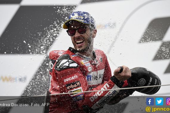 Lihat Detik-Detik Dovi Menyalip Marquez di Tikungan Terakhir MotoGP Austria - JPNN.COM