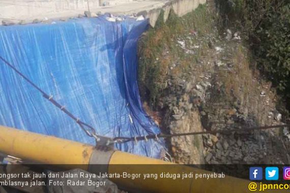 Hati-hati, Jalan Raya Jakarta-Bogor Amblas - JPNN.COM