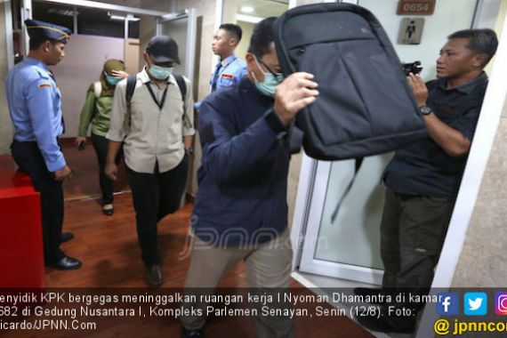 Berita Foto: Penyidik KPK Geledah Ruangan Kerja Nyoman PDIP di DPR - JPNN.COM