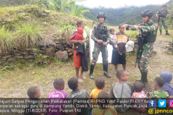 Prajurit Penjaga Perbatasan RI - PNG Juga Berperan Sebagai Guru - JPNN.COM