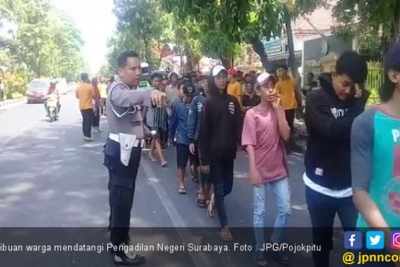 Dua Ribu Orang Serbu Pengadilan Negeri Surabaya - JPNN.COM