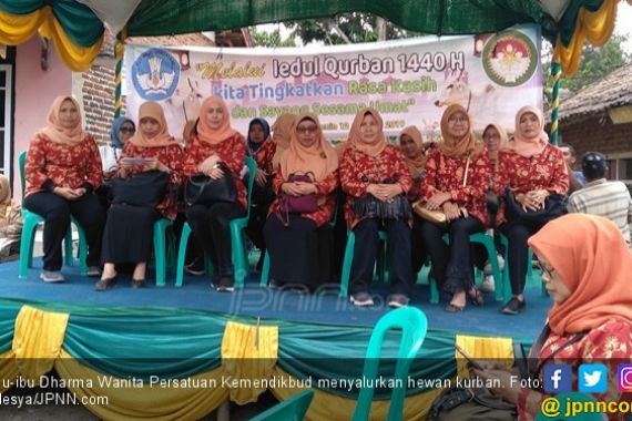 Ibu-ibu dari Kemendikbud Tidak Mau Sembarangan Salurkan Hewan Kurban - JPNN.COM