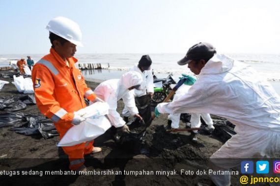 Ribuan Personel Dikerahkan untuk Bantu Menanggani Tumpahan Minyak di Karawang - JPNN.COM