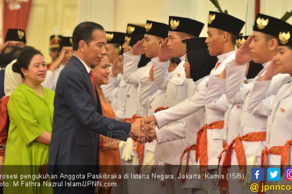 Dikukuhkan Jokowi, Paskibraka Wanita Batal Bercelana Panjang - JPNN.COM