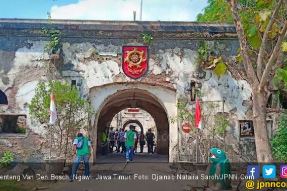 Ratusan Mahasiswa Ikut Tanam Pohon di Benteng Van Den Bosch - JPNN.COM