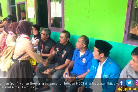 Mantan Wakapolri Datang Bawa Bantuan untuk Sekolah Miskin - JPNN.COM
