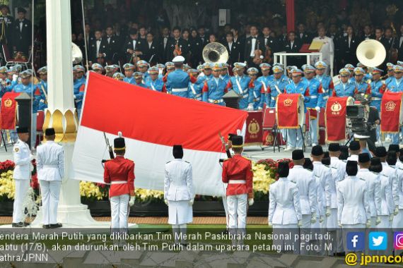 Presiden Jokowi Jadi Rebutan Pemburu Selfie di Depan Istana - JPNN.COM
