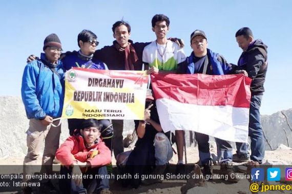 HUT ke-74 RI: Merah Putih Berkibar di Gunung Sindoro - JPNN.COM