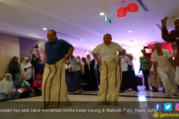 Mengharukan, Jemaah Haji Indonesia Balap Karung di Makkah - JPNN.COM