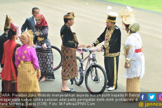 Hadiah Sepeda Merah Putih dari Pak Jokowi buat Bu Ryamizard dan Halidah - JPNN.COM