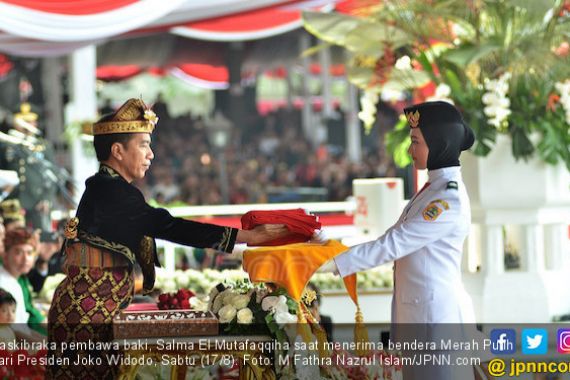 Gadis Cantik Pembawa Baki Bendera Merah Putih Ini Terharu - JPNN.COM