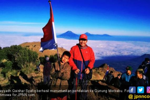 Fayyadh si Pendaki Cilik Peringati HUT ke-74 RI di Puncak Gunung Merbabu - JPNN.COM