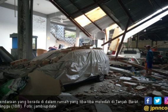 Ledakan Keras Hancurkan Satu Rumah Warga di Kuala Tungkal Jambi - JPNN.COM