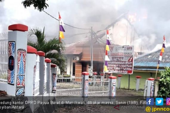 Gedung DPRD Papua Barat Dibakar Massa - JPNN.COM