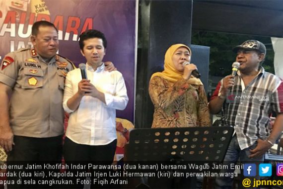 Khofifah dan Emil pun Menyanyikan Lagu Tanah Papua dan Aku Papua - JPNN.COM