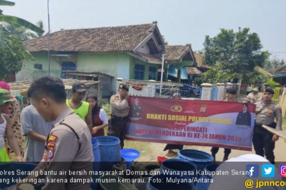 Kirim Air Bersih, Polres Serang Kerahkan Kendaraan Armor Water Canon - JPNN.COM