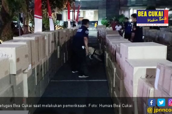 Sinergi Bea Cukai dan Kepolisian Gagalkan Penyelundupan 8 Truk Barang Ilegal - JPNN.COM