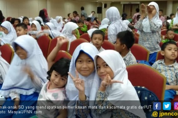 500 Anak SD Dapat Kacamata Gratis dari Universitas Terbuka - JPNN.COM