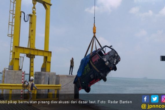 Mobil Pikap Tercebur di Pelabuhan Merak - JPNN.COM