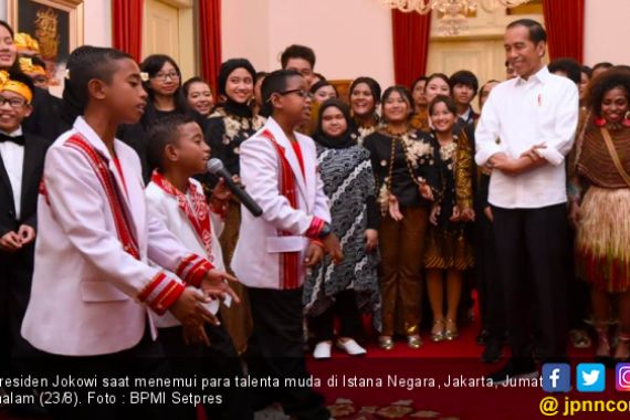 Talenta Muda Asal Papua Dekati Jokowi, Nyanyikan Indonesia Pusaka - JPNN.COM
