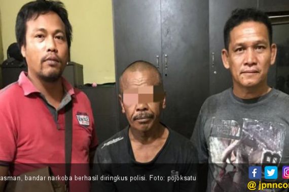 Polisi Datang, Bandar Narkoba Langsung Sembunyi di Atas Asbes - JPNN.COM