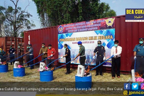 Bea Cukai Bandar Lampung Musnahkan Barang Ilegal Senilai Rp 5,6 Miliar - JPNN.COM