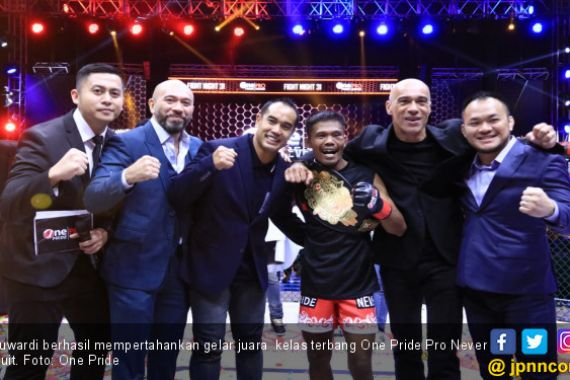 One Pride MMA: Suwardi pertahankan Sabuk Juara Kelas Terbang - JPNN.COM