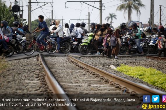 Buntut Kecelakaan Bus-Kereta, Pelintasan Sebidang Jalan Karawang-Klari Ditutup - JPNN.COM