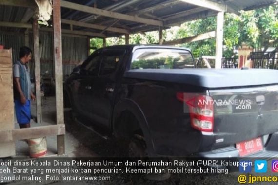 Parkir di Samping Rumah, 4 Ban Mobil Dinas Pejabat PUPR Hilang Digondol Maling - JPNN.COM