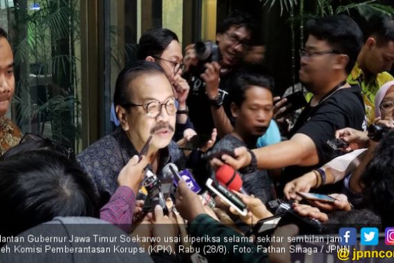 Diperiksa 9 Jam, Pakde Karwo Dicecar Penyidik KPK soal Bantuan ke Pemkab Tulungagung - JPNN.COM