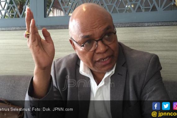 Ade Armando Digebuki Massa, Petrus Desak Polisi Minta Pertanggungjawaban BEM SI - JPNN.COM