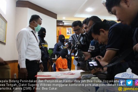 Bea Cukai Yogyakarta Menggagalkan Peyelundupan Ratusan Butir Happy Five - JPNN.COM