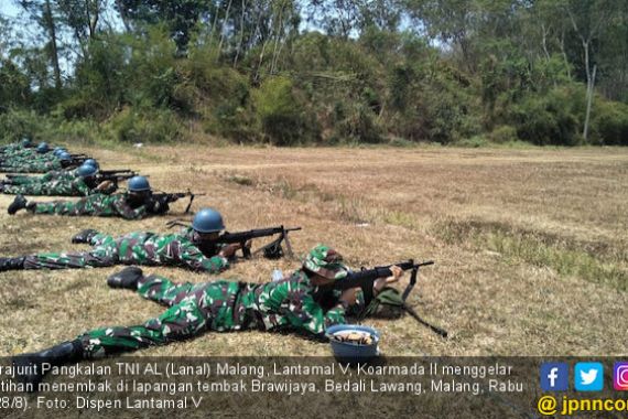 Hati-hati, Sepuluh Prajurit TNI AL Bersenjata Laras Panjang Siap Menembak - JPNN.COM