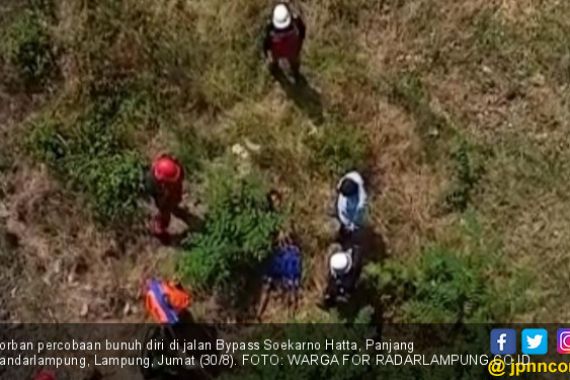 Seorang Pria Sekarat Setelah Terjun Bebas dari Flyover Jalan Soekarno Hatta - JPNN.COM