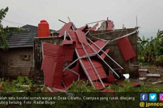 Puluhan Rumah di Bogor Rusak Akibat Tersapu Angin Puting Beliung - JPNN.COM