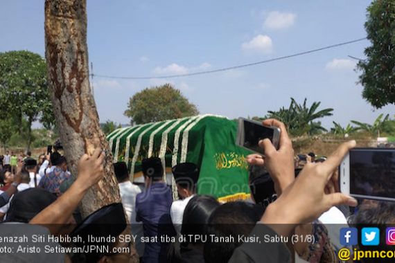 Jenazah Ibunda SBY Dikebumikan di Dekat Makam Ibunda Hatta Rajasa - JPNN.COM