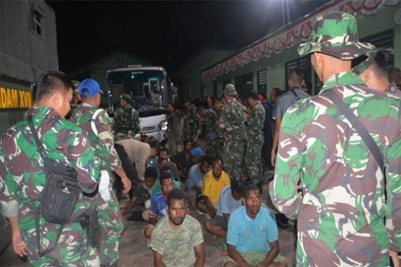 298 Demonstran di Papua Keluar dari Persembunyian, Pulang Naik Truk TNI - JPNN.COM