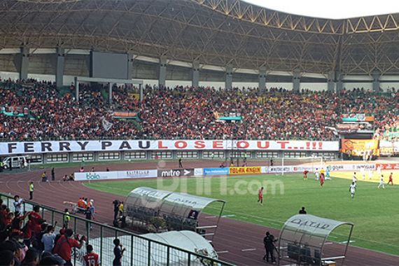 Persija Keok, Jakmania Kecewa Berat, Pajang Spanduk Ferry PauLose Out! - JPNN.COM