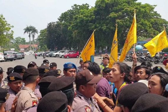 Demo Mahasiswa di Depan Pemkab Lebak Ricuh, Ini Tuntutannya - JPNN.COM