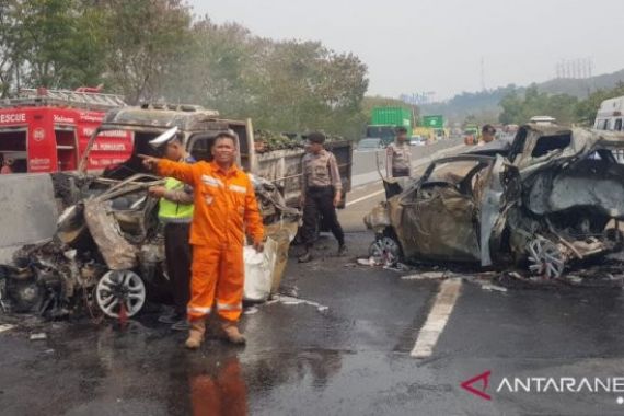 Kecelakaan di Tol Cipularang, Mobil Terbakar dan Ringsek Bisa Dipertanggungkan ke Asuransi - JPNN.COM